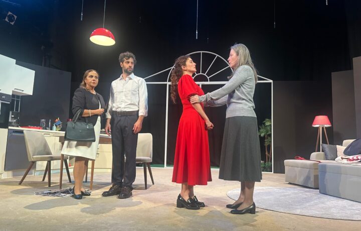 “Geç Kalanlar” oyunu, görkemli bir gala ile seyirciyle buluştu.